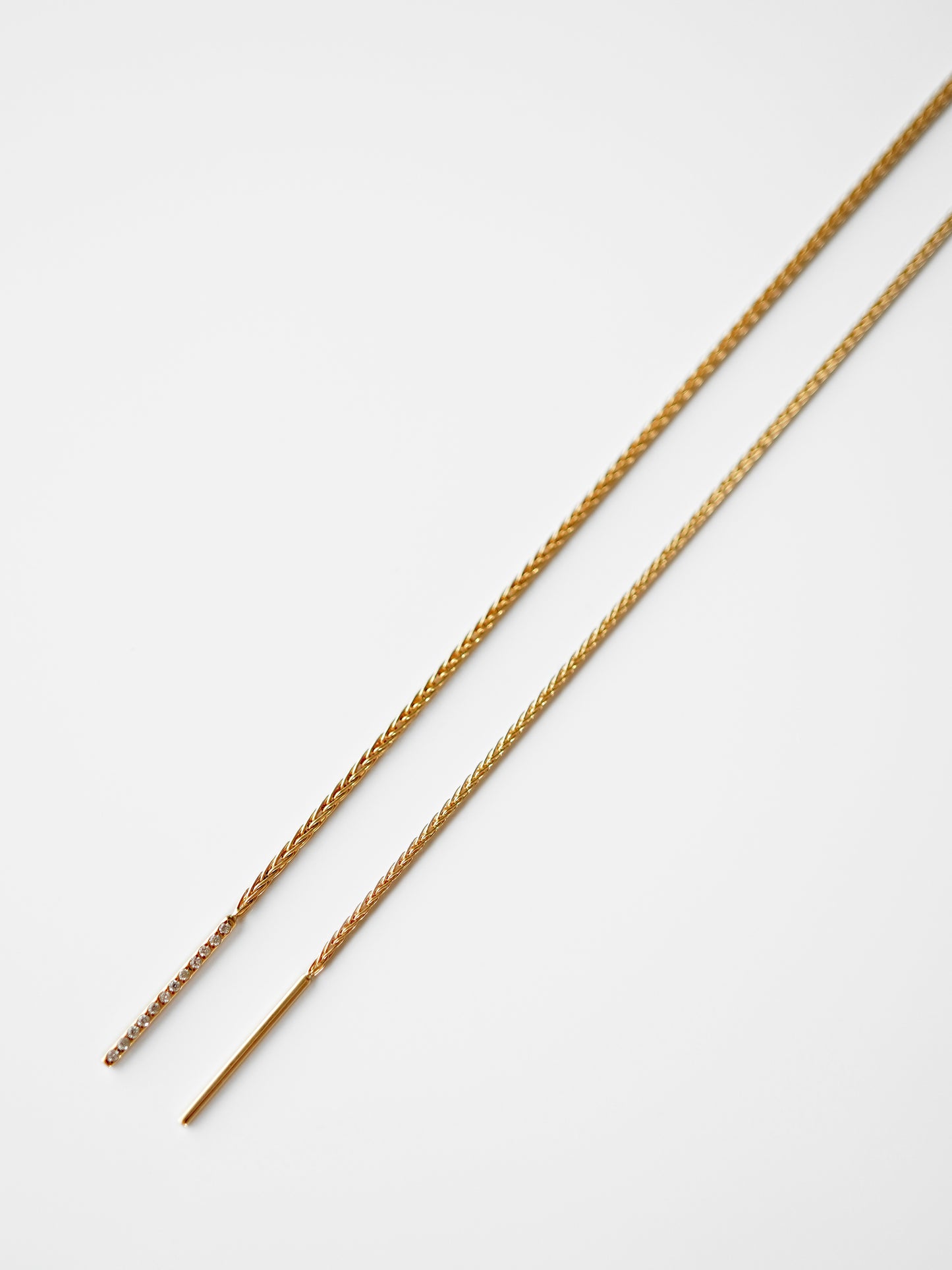 種類は2パターン。左側 : 太めのチェーンとダイヤ付きのピン「Spiga11」、右側 : 地金のみで構成された細めのチェーンを使用した「Spiga09」。