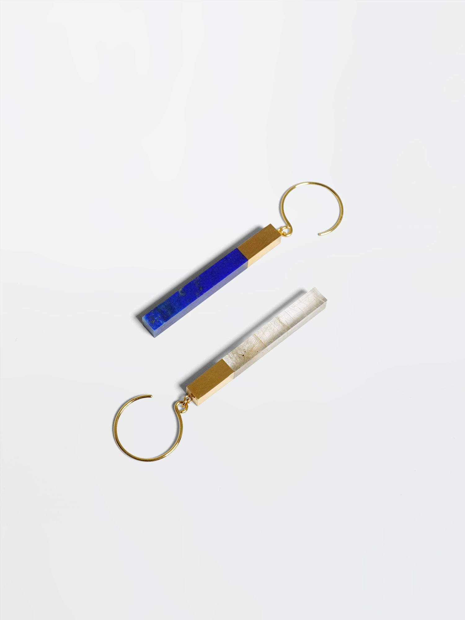 左: hook L Lapis Lazuli　右: hook L Rutile Quartz